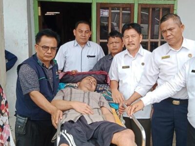 Bupati Gusnan Kirim Tim Reaksi Cepat Jemput Warganya yang Sakit Lumpuh