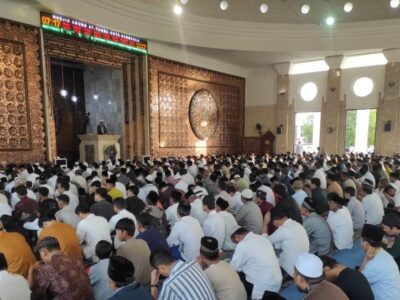 Ribuan Warga Padati Masjid Agung At-Taqwa Laksanakan Shalat Ied