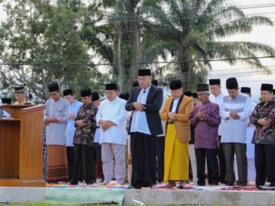 Gubernur Rohidin Laksanakan Sholat Idul Adha di Alun-Alun Kota Tais Seluma