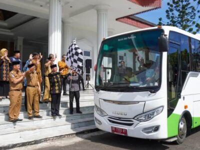 Gubernur Rohidin Lepas Mahasiswa KKN Kolaborasi UNIB-UGM ke Pulau Enggano