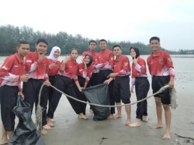 Ratusan Pelajar dari Paskibraka Seluma Bersihkan Pantai Cemoru Sewu