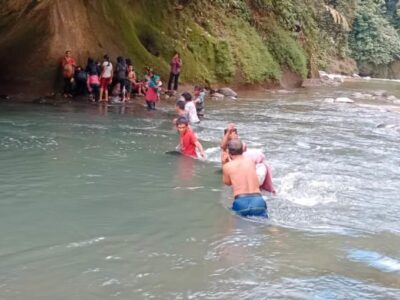Jembatan Putus, Warga Desa Sekalak Seluma Nekat Seberangi Sungai Selama Bertahun-tahun