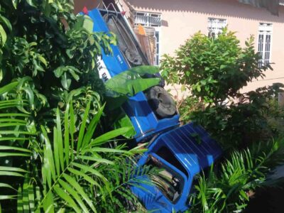 Banting Setir, Mobil Tangki BBM 5000 liter Tabrak Rumah Warga di Seluma