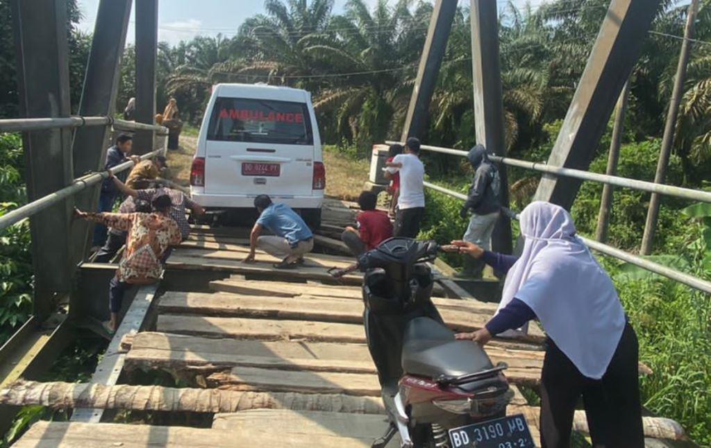 Ini Kisah Perjuangan Nakes di Ulu Talo Seluma Nekat Lalui Jembatan Rusak Demi ke Posyandu