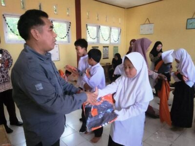 Kunjungi SDN 21 Kepahiang, Edwar Samsi Berikan Bantuan Seragam Olahraga