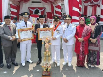 Momen HUT RI, Bupati Kepahiang Serahkan Piala Pemenang Desa/Kelurahan Terbaik