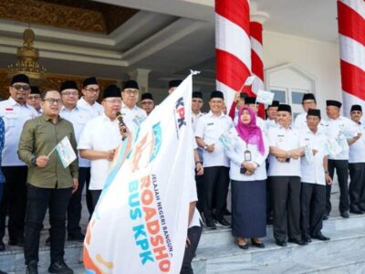 Kampanyekan Antikorupsi, Gubernur Rohidin Lepas Pawai Roadshow Bus KPK RI