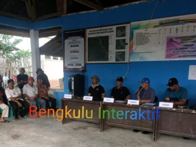 Bagikan BLT-DD Tahap II, Pjs Kades Nangai Tanyau Ajak Keluarga Penerima Manfaat Terus Dukung Pembangunan
