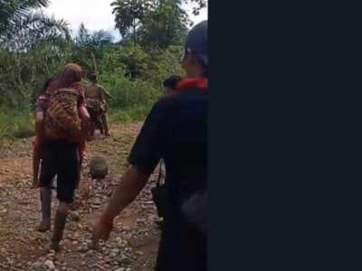 Jalan Tak Bisa Dilewati Kendaraan, Warga Sakit di Seluma Terpaksa Digendong