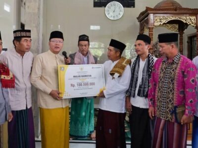 Masjid dan Pedagang Sayur Keliling di Rejang Lebong Dapat Bantuan dari Gubernur Rohidin