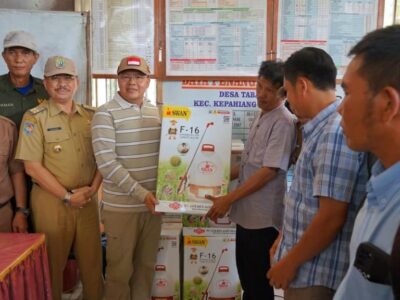 Gubernur Rohidin Bagikan Bantuan Alsintan Dorong Modernisasi Alat Pertanian