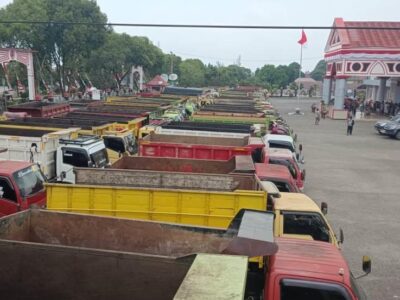 Ratusan Sopir Truk Gelar Aksi Parkir di Kantor Bupati Bengkulu Utara