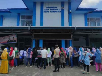 Ancam Tutup Pelayanan, Ratusan Nakes Geruduk Dinkes Kota Menuntut TPP Dicairkan