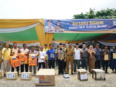 DKP Bengkulu Bagikan Alat Tangkap dan Dokumen Legalitas KUB Nelayan