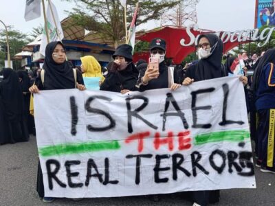 Warga Bengkulu Seret Bendera Israel di Jalanan