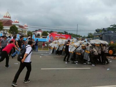 Puluhan Pendemo Geruduk KPU Seluma