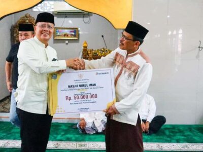 Gubernur Rohidin Serahkan Bantuan Dana Hibah Masjid di Bengkulu Selatan