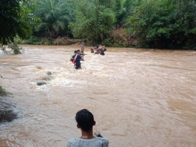 Pelajar di Seluma Seberangi Sungai Berarus Deras Demi Pendidikan