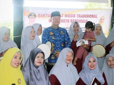 Serahkan Bantuan Rebana, Ini Pesan Gubernur Rohidin ke Majlis Taklim Kota Bengkulu