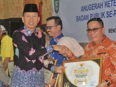 Sekda Isnan Serahkan Anugerah KIP se-Provinsi Bengkulu