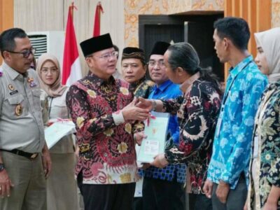 Gubernur Rohidin Bagikan 200 Sertipikat Tanah PTSL