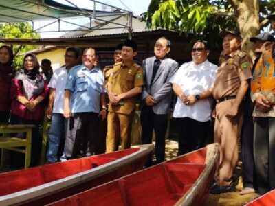 3 Kelompok Nelayan Jenggalu Dapat Bantuan Perahu Sampan