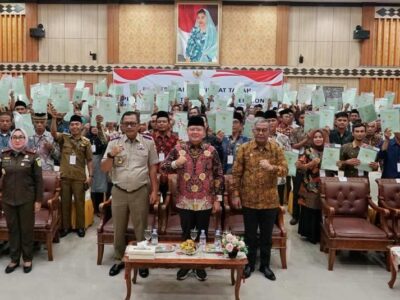Bagikan 200 Sertifikat Tanah PTSL, Gubernur Rohidin: Program Riil, Langsung Dirasakan Masyarakat
