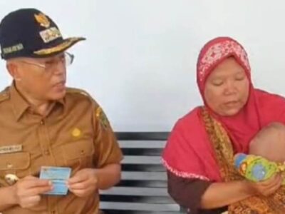 Kunjungi Balita Penderita Benjolan di Kepala, Bupati Gusnan Rujuk Rehan Ke RSHD