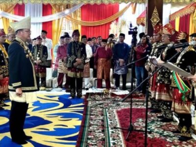 Gubernur Rohidin Terima Anugerah Kehormatan Lembaga Adat Melayu Jambi
