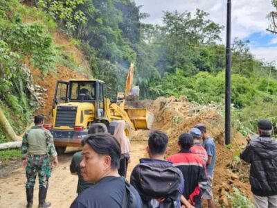 Alat Berat Diturunkan Atasi Longsor Jalur Lintas Curup-Muara Aman