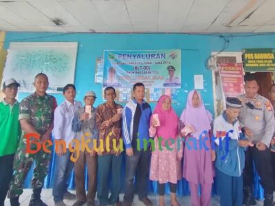 Usai Bagikan BLT, Kades Tabeak Blau Pesankan Ini Kepada Warga