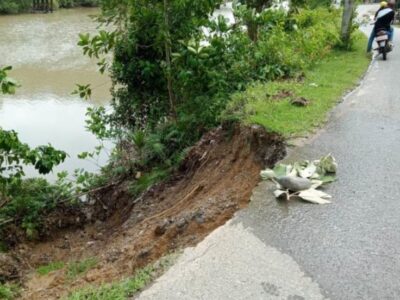 Setengah Tahun Longsor, Jalan Utama Desa Air Jelatang Kaur Tak Kunjung Diperbaiki