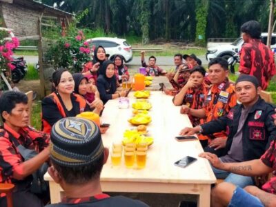 Pemuda Pancasila Mukomuko Bagi-bagi Takjil di Bulan Penuh Berkah
