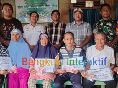 Pemdes Talang Donok Bagikan BLT, Pj Kades Minta KPM Prioritasi Kebutuhan Pokok