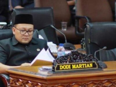 Dodi Martian: Gegara Jembatan Rusak, Warga Gotong Jenazah Pakai Rakit Seberangi Sungai
