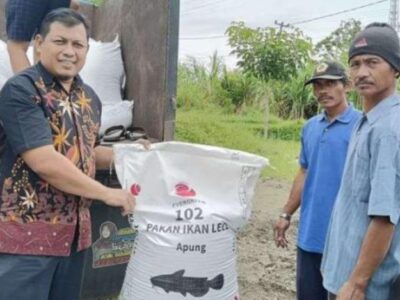 Sujono Salurkan Bantuan Pakan Lele untuk Sejumlah Poktan