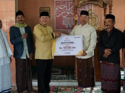 Usai Jadi Khatib Salat Jumat, Gubernur Rohidin Bagikan Bantuan
