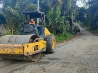 Turunkan Alat Berat, PT DDP Bantu Warga Rawat Jalan Desa