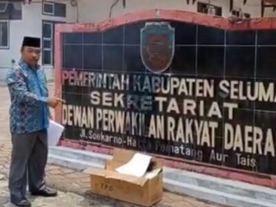 Kesal Rekannya Malas Ngantor, Anggota DPRD Seluma Bakar Dokumen Paripurna