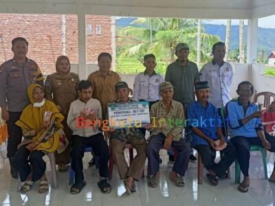 Salurkan BLT, Pj Kades Bukit Nibung Minta KPM Priositaskan Kebutuhan Pokok