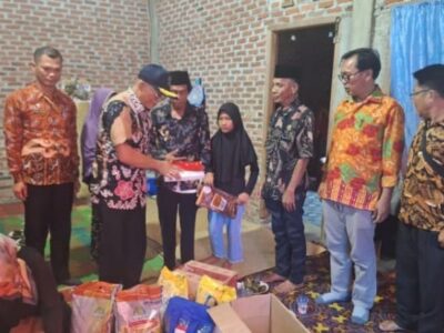 Dinsos dan BPBD Bengkulu Selatan Berikan Santunan ke Korban Banjir