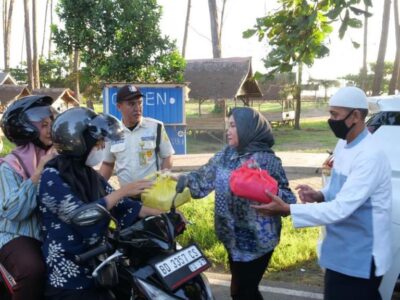 Semarak Ramadan 1445 H, Kejati Bengkulu Berbagi Ratusan Takjil