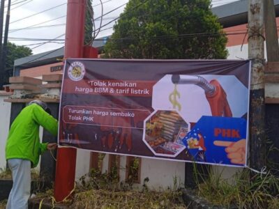 Spanduk Tolak Kenaikan BBM dan Tarif Listrik Hiasi Kota Bengkulu
