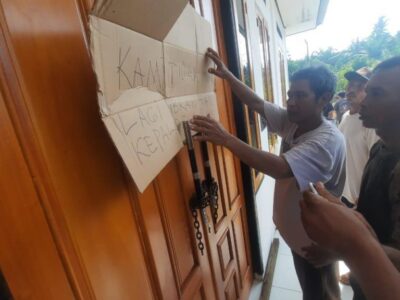 Tuntut Mundur Kades Selingkuh, Warga Dusun Baru Seluma Segel Kantor Desa
