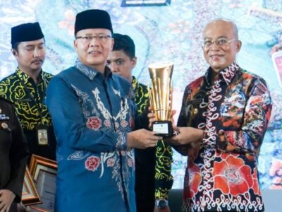 Raih RKPD Terbaik, Bupati Gusnan Mulyadi Terima Penghargaan