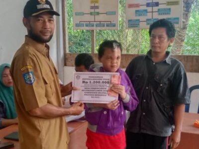 Pemdes Tanjung Kuaw Salurkan BLT Warga Miskin dan Disabilitas