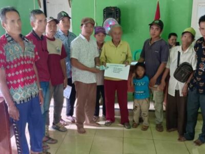 Entaskan Kemiskinan Ekstrim, Pemdes Skalak Salurkan BLT-DD