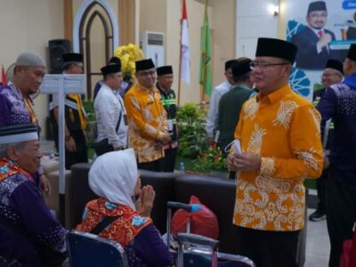 Lepas Kloter Pertama JCH Provinsi Bengkulu, Gubernur Rohidin Doakan Menjadi Haji Mabrur