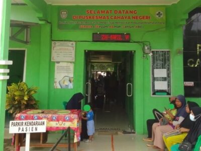 Pegawai Puskesmas Sibuk Main HP: Pasien Anak Demam Tinggi Terbengkalai, Disuruh Datang Besok