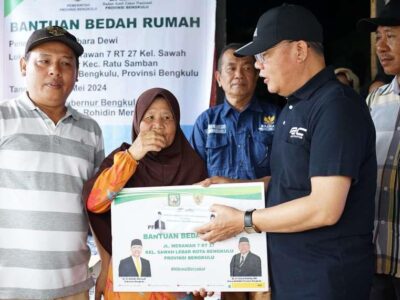 Gubernur Rohidin Salurkan Dana Renovasi Dua Rumah Tidak Layak Huni di Kota Bengkulu